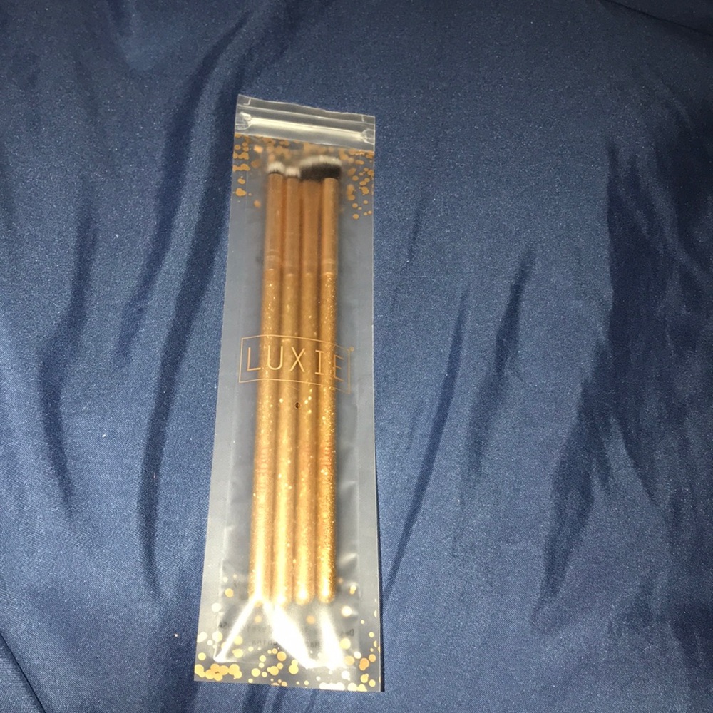 4 pack Luxie brushes